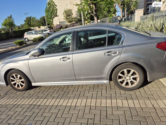 סובארו B4/לגאסי