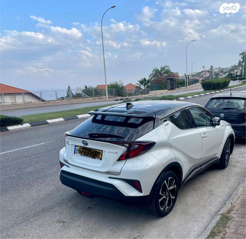 מודעת רכב טויוטה C-HR