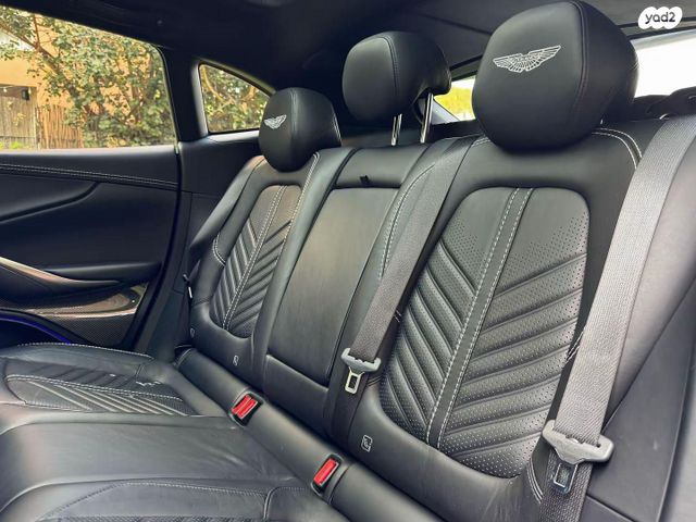 אסטון מרטין DBX