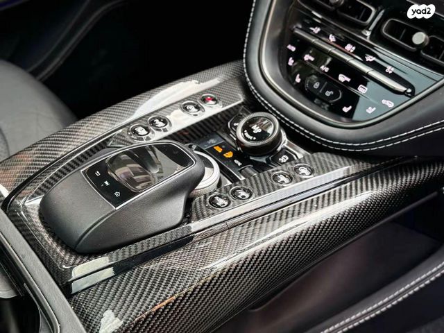 אסטון מרטין DBX