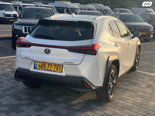 מודעת רכב לקסוס UX