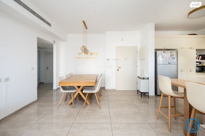 דירה, צופית 2, חלומות זכרון, זכרון יעקב