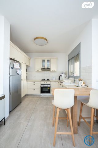 דירה, צופית 2, חלומות זכרון, זכרון יעקב