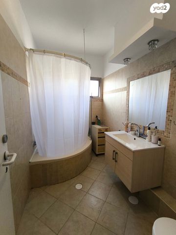 גג/ פנטהאוז, רא"ל חיים לסקוב 11, היובל, שרונה, רחובות