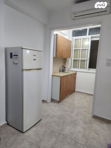 כיכר העצמאות 13