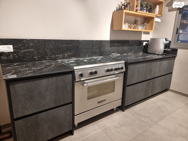 גג/ פנטהאוז, גרטרוד עליון 1, פסגות אפק, ראש העין