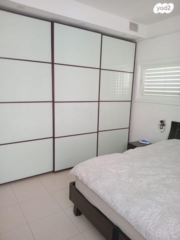 דבורה בארון 10