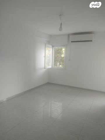 אפרים צור 53