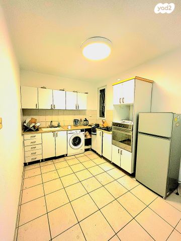 דירה, תנועות הנוער 11, נעורים, ראשון לציון