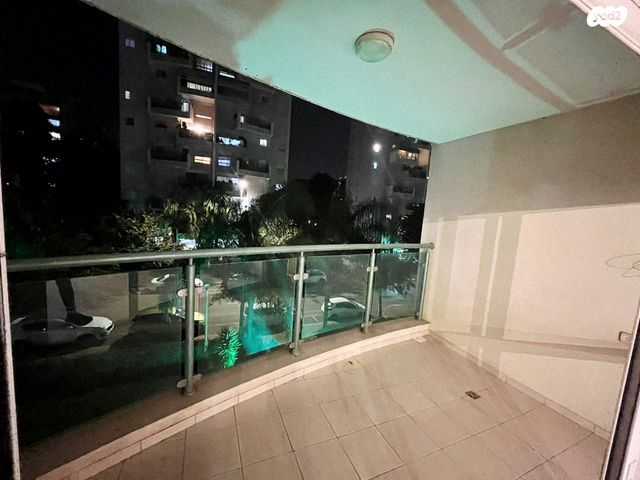 דירה, תנועות הנוער 11, נעורים, ראשון לציון