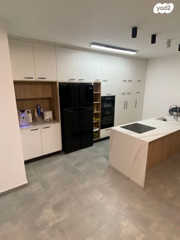 דירה, דרך אריק שרון 11, מעונות גאולה, חיפה