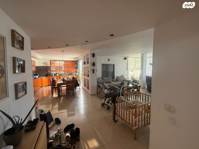 גג/ פנטהאוז, הדר 11, שכונת גפן, רמת גן