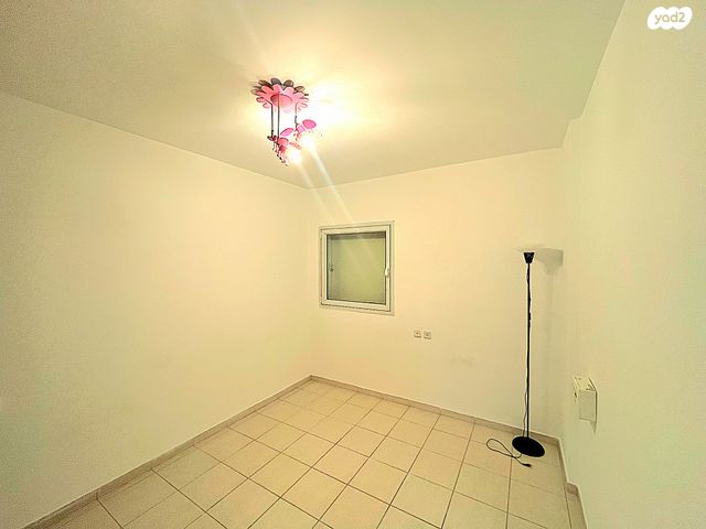 דירה, תנועות הנוער 11, נעורים, ראשון לציון