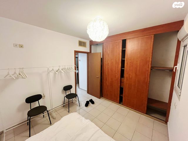 דירה, תנועות הנוער 11, נעורים, ראשון לציון