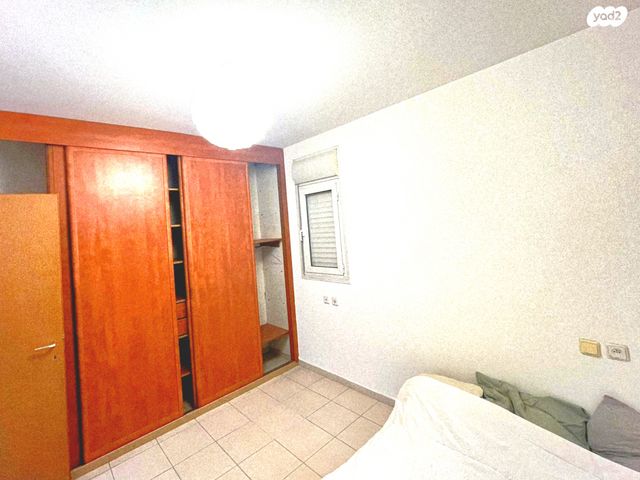 דירה, תנועות הנוער 11, נעורים, ראשון לציון