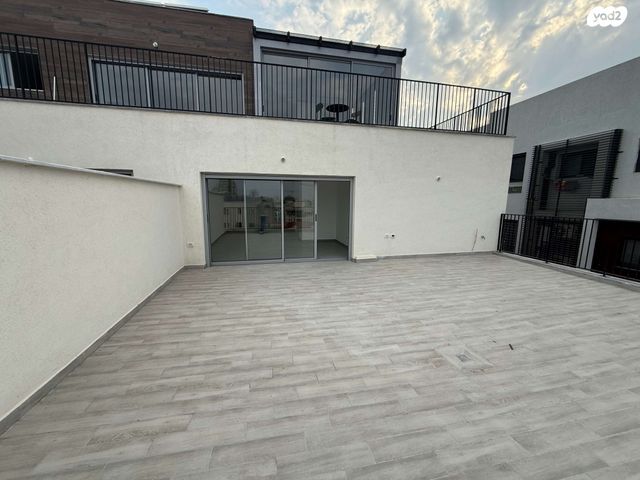 גג/ פנטהאוז, המעיין 13, ארלוזורוב, גבעתיים