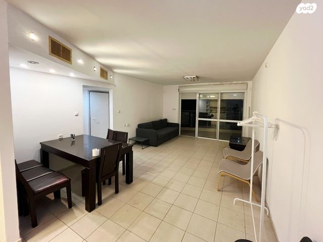 דירה, תנועות הנוער 11, נעורים, ראשון לציון