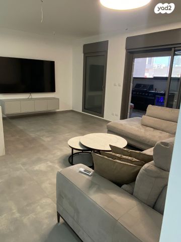 דירה, דרך אריק שרון 11, מעונות גאולה, חיפה