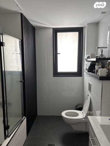 דירה, הצנחנים 22, אריק שרון, נהריה