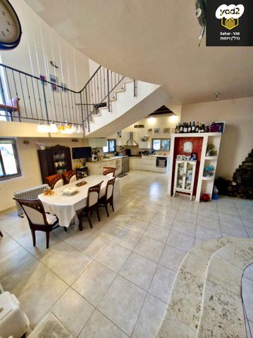 דו משפחתי, אלפי מנשה