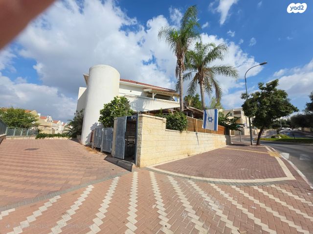 דירה, משה דיין, המגינים, מודיעין מכבים רעות