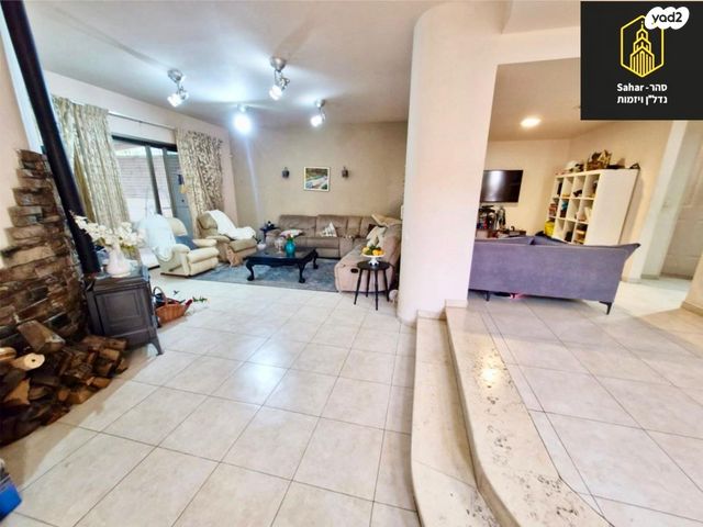 דו משפחתי, אלפי מנשה