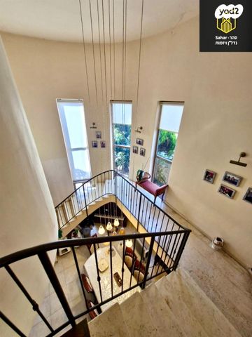 דו משפחתי, אלפי מנשה