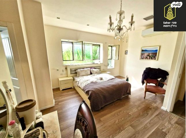 דו משפחתי, אלפי מנשה