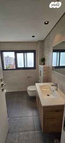 גג/ פנטהאוז, יוסף אהרונוביץ' 43, שיכון ותיקים, חולון