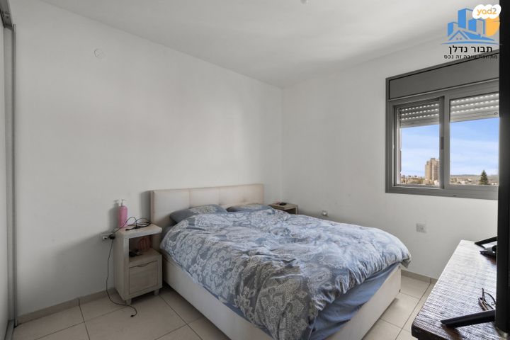 דירה, יגאל ידין, המגינים, מודיעין מכבים רעות