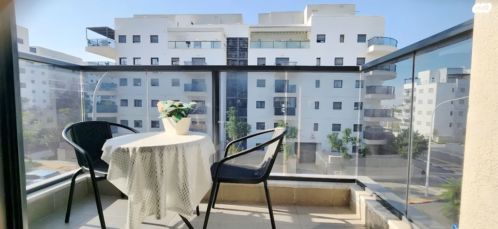 דירה, שרה אהרונסון, גדרה מזרח, גדרה