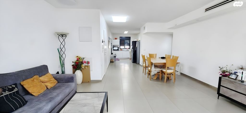 דירה, שרה אהרונסון, גדרה מזרח, גדרה