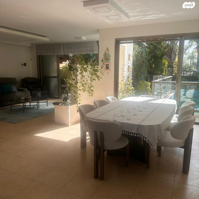 דו משפחתי, פול ברג, קרית חתני פרס נובל, ראשון לציון