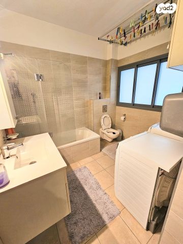 דירת גן, עופרה חזה 2, הזמר העברי, כפר סבא