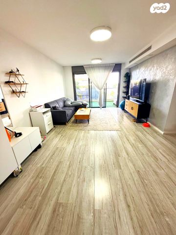 דירה, הזמר העברי, כפר סבא