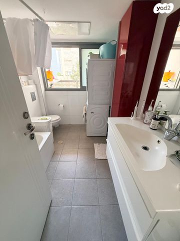 דירה, הזמר העברי, כפר סבא