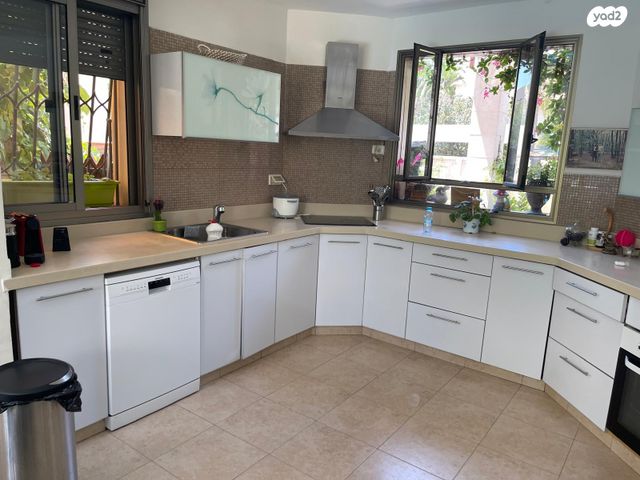 דו משפחתי, פול ברג, קרית חתני פרס נובל, ראשון לציון