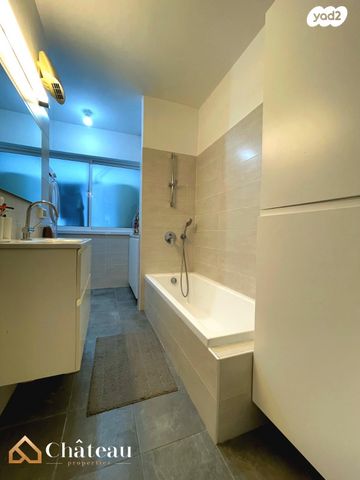 דירה, קרית הפרחים - 2005, רעננה