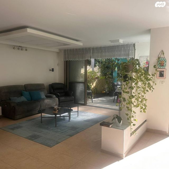 דו משפחתי, פול ברג, קרית חתני פרס נובל, ראשון לציון