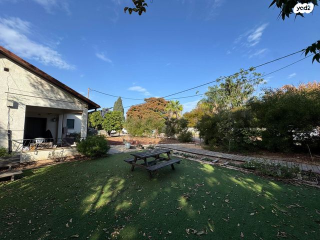 מגרשים, גן חיים, גן חיים