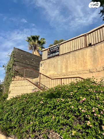 דו משפחתי, אלפי מנשה