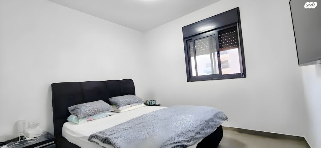 דירה, שרה אהרונסון, גדרה מזרח, גדרה