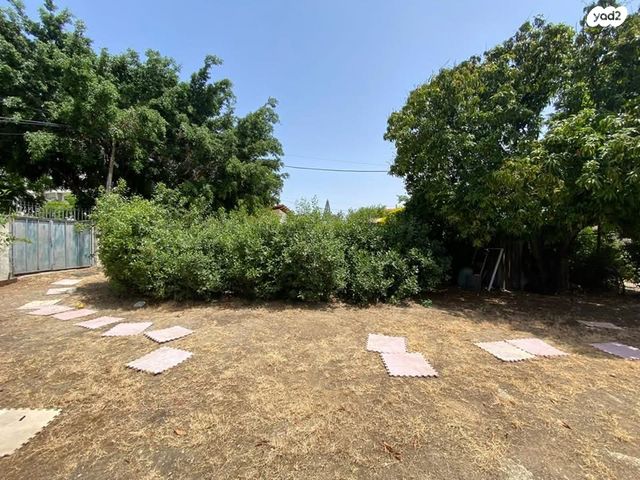 מגרשים, ישראל ישעיהו 1, כפר סבא