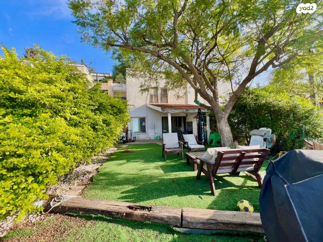 דו משפחתי, אלפי מנשה