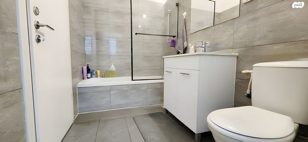 דירה, שרה אהרונסון, גדרה מזרח, גדרה