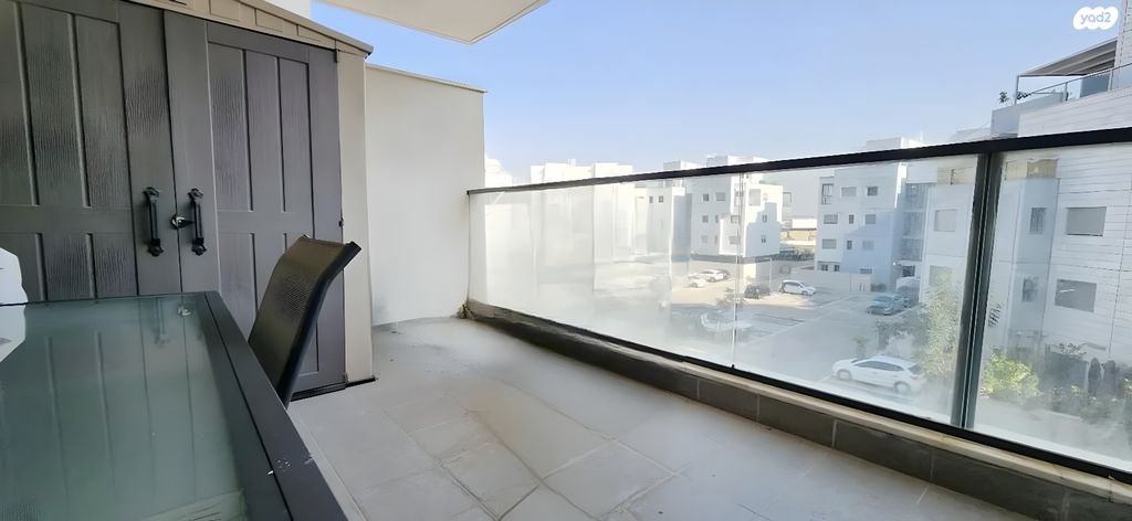 דירה, שרה אהרונסון, גדרה מזרח, גדרה