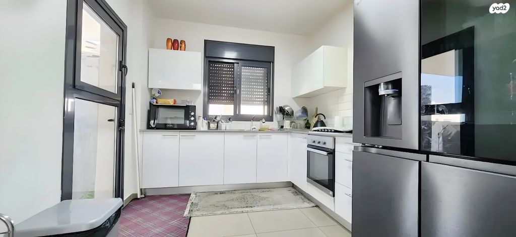 דירה, שרה אהרונסון, גדרה מזרח, גדרה