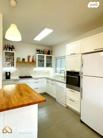 דירה, קרית הפרחים - 2005, רעננה