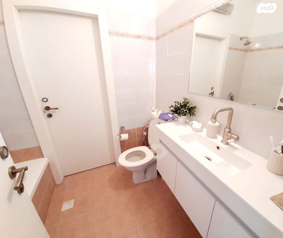 דירה, הבריגדה היהודית, גלי הים, נתניה