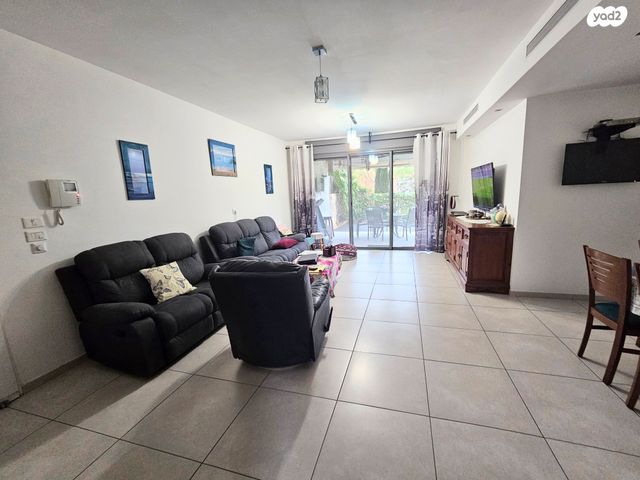 דירת גן, עופרה חזה 2, הזמר העברי, כפר סבא